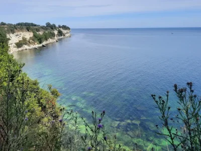 Une falaise de craie surplombe la mer