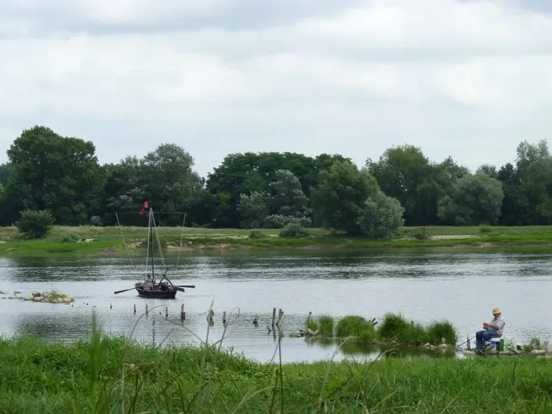 Bateau et pécheur sur le lac de Maine