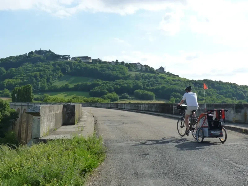 le viaduc et le village de Sancerre sur sa colline