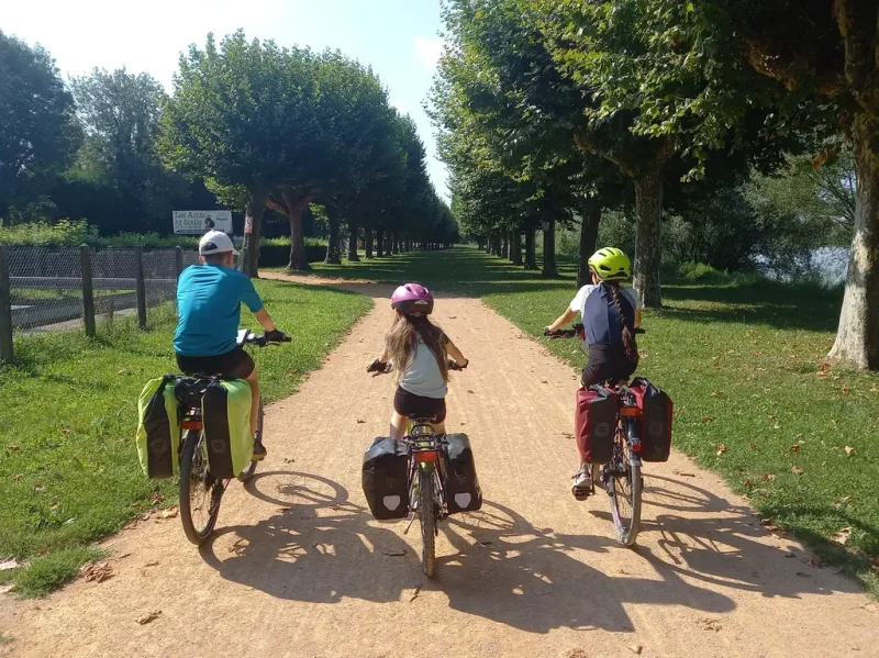 enfants à vélo avec des sacoches