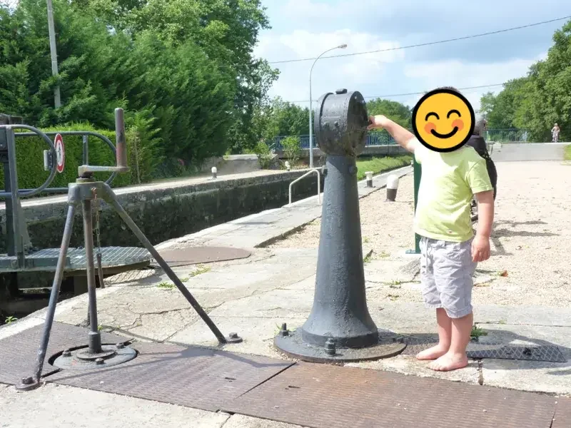 Gabriel apprend le fonctionnement des écluses