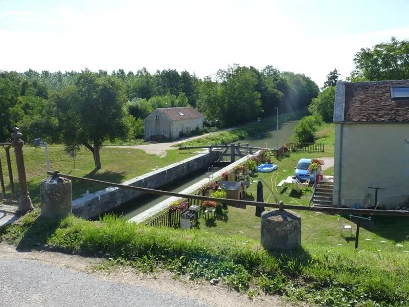 écluse entre la Loire et son canal latéral