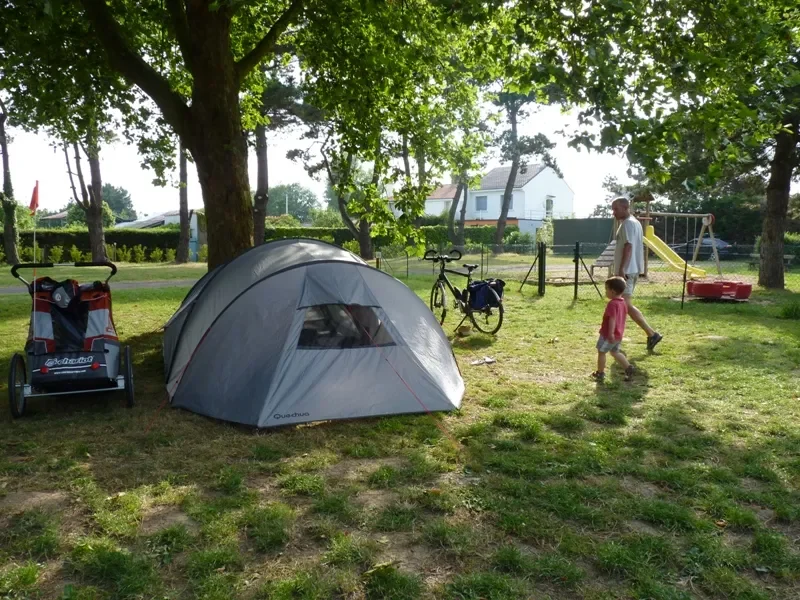 Les vélos et la tente au camping de Frossay