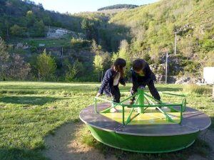 Les enfants jouent au camping dans la vallée de l'Eyrieux