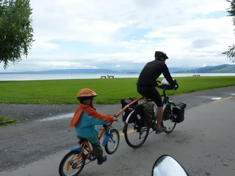 le vélo avec la barre Trailgator, les sacoches avant, arrière et de guidon