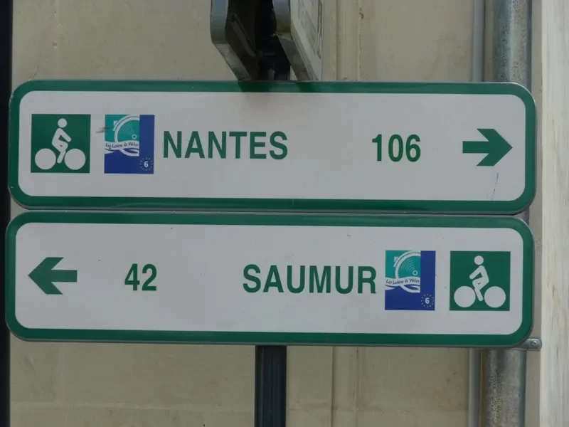 panneaux de direction Nantes et Saumur - Eurovélo 6 / la Loire à vélo