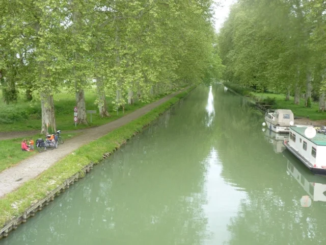 Le canal de la Garonne Le canal de la Garonne bordé de platanes. Une famille à vélo fait une pause le long du chemin de halage reconverti en voie verte