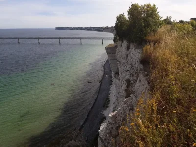Une falaise de craie surplombe la mer