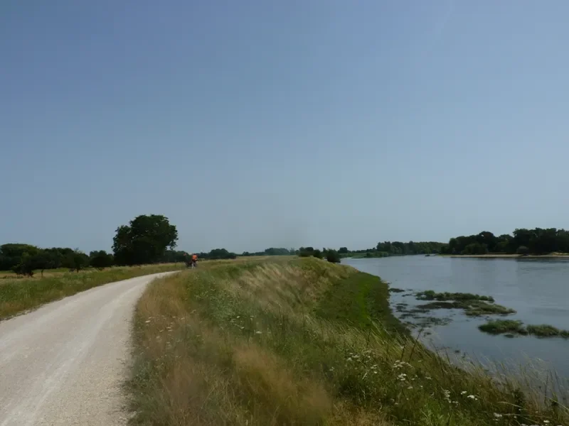 chemin cyclable en bord de Loire - Eurovélo 6 / la Loire à vélo