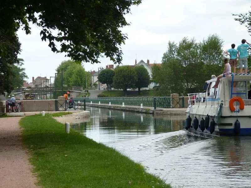 le pont canal de Digoin – canal latéral à la Loire – sur l'Eurovélo 6