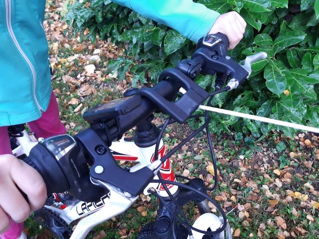 Le tire-vélo accroché sur le guidon