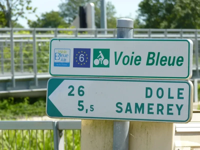 direction Dole sur l'Eurovélo 6 / la Voie Bleue