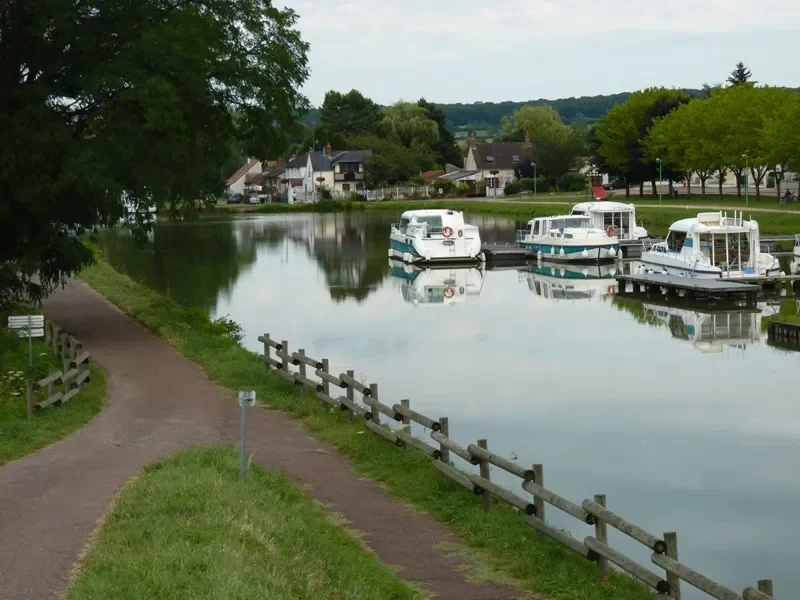 port de plaisance sur le canal latéral à la Loire / Eurovélo 6