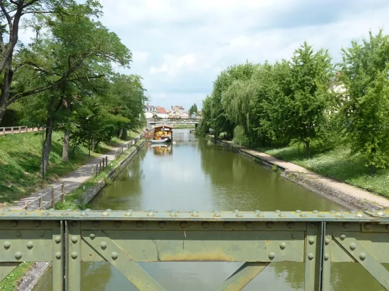 le pont canal de Digoin – canal latéral à la Loire – sur l'Eurovélo 6