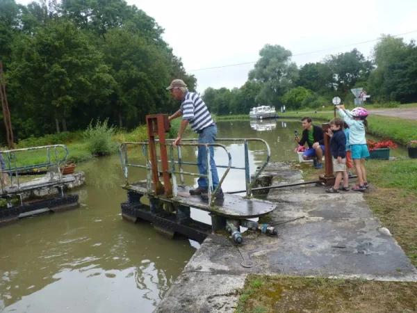 Une écluse sur le canal du nivernais