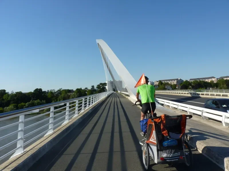 piste cyclable sur le pont de l'Europe (Orléans) - Eurovélo 6 / la Loire à vélo