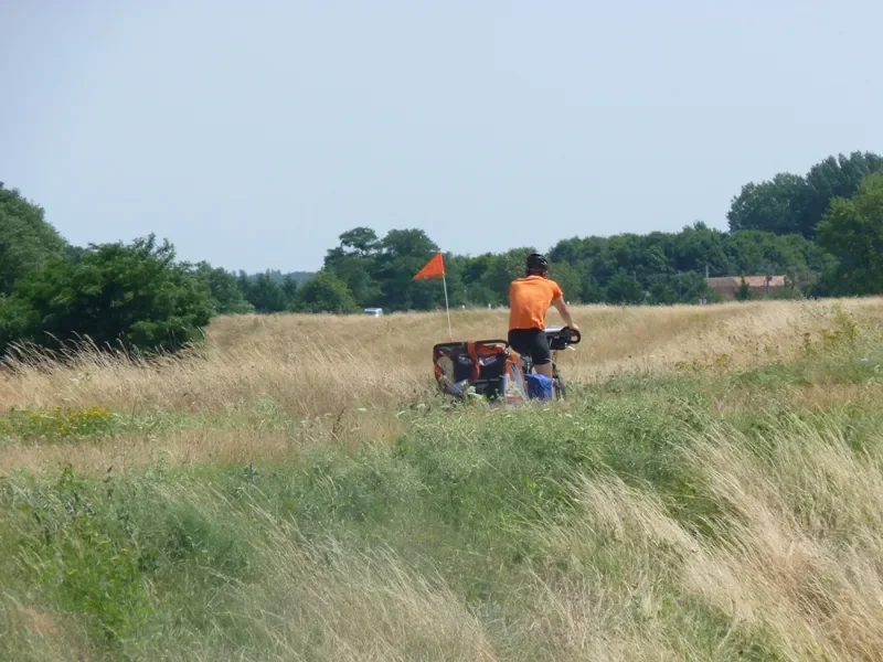 la carriole dans les prés - Eurovélo 6 / la Loire à vélo