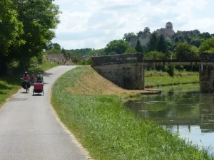 Le village de Châtel-Censoir sur le canal du nivernais