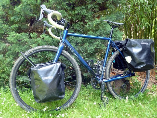 Photo : Vélo chargé avec sacoches avant et arrière