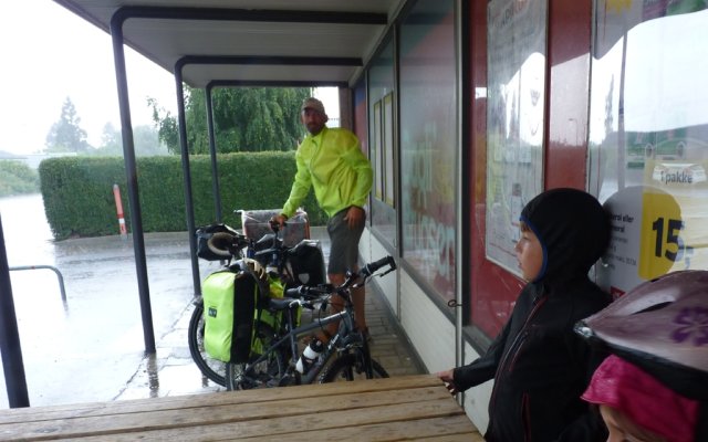 Photo: cycliste à l'abri de la pluie