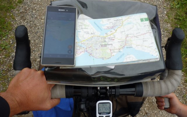 Photo : sacoche de guidon avec carte et GPS