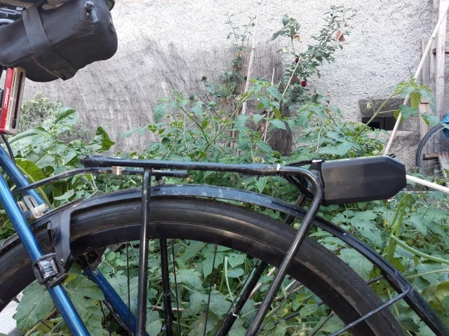 Le tire-vélo fixé en bout de porte-bagages