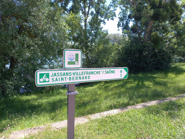 Panonceau de balisage de la piste cyclable, indiquant les distances vers les prochaines villes.