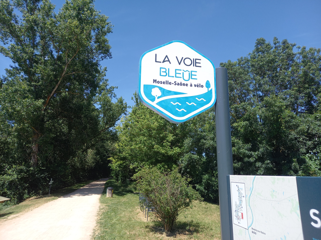 Panneau 'la Voie Bleue Moselle-Saône à vélo, en bord de piste cyclable.