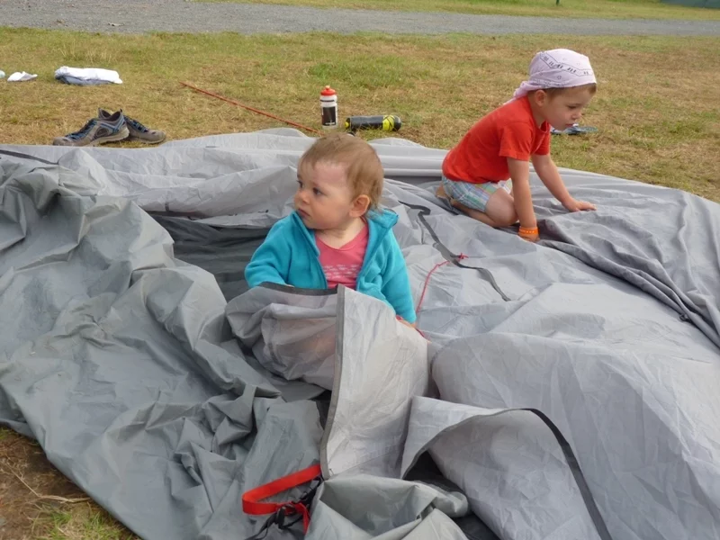 Les enfants `aident` à monter la tente