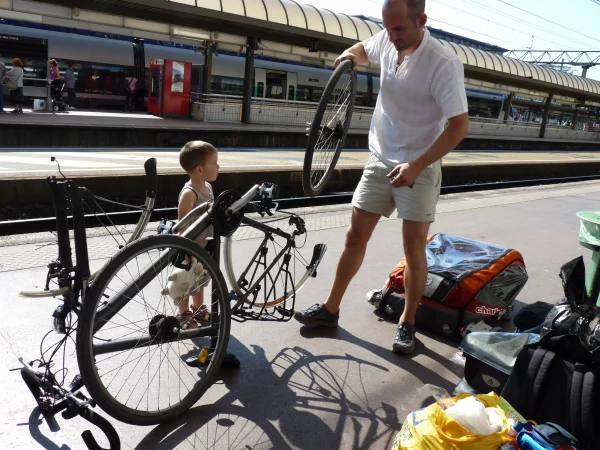 Démontage des vélos pour le train
