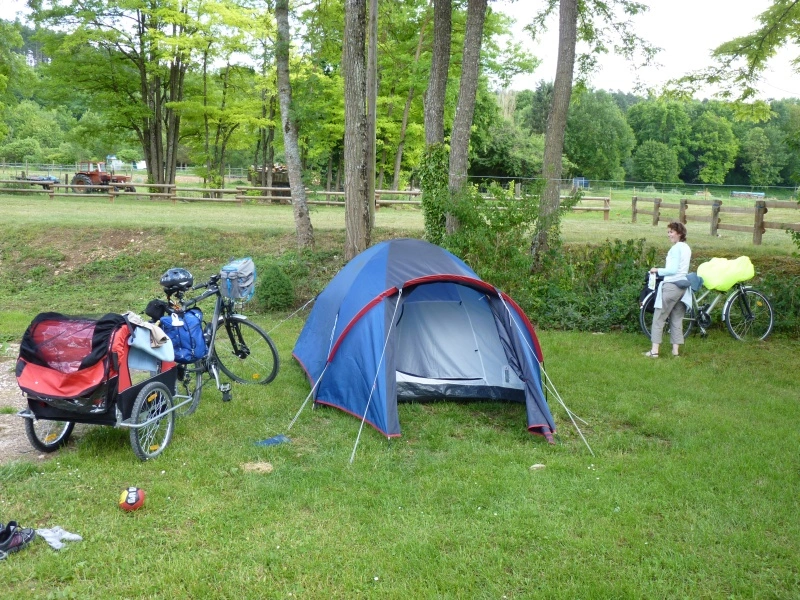 Les vélos et la tente au camping de Sainte-Marie-sur-Ouche