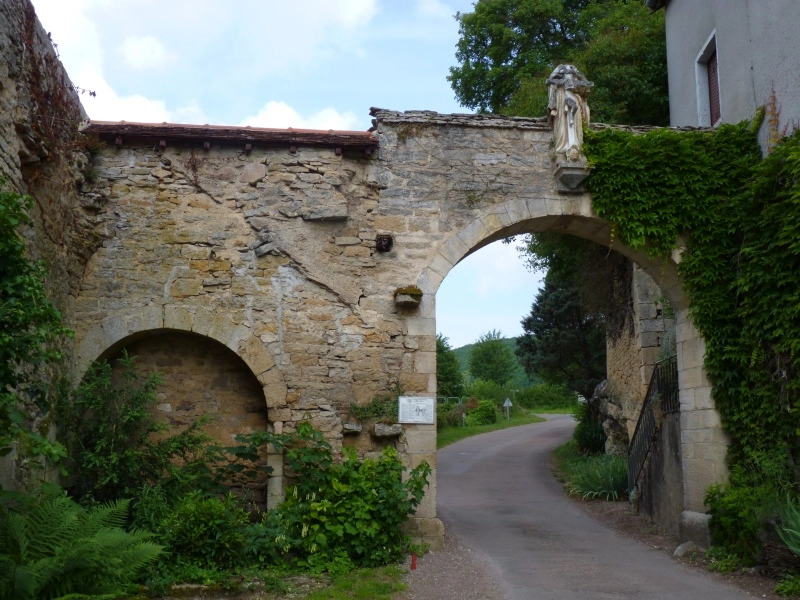 Canal de Bourgogne : porte d'une ancienne abbaye