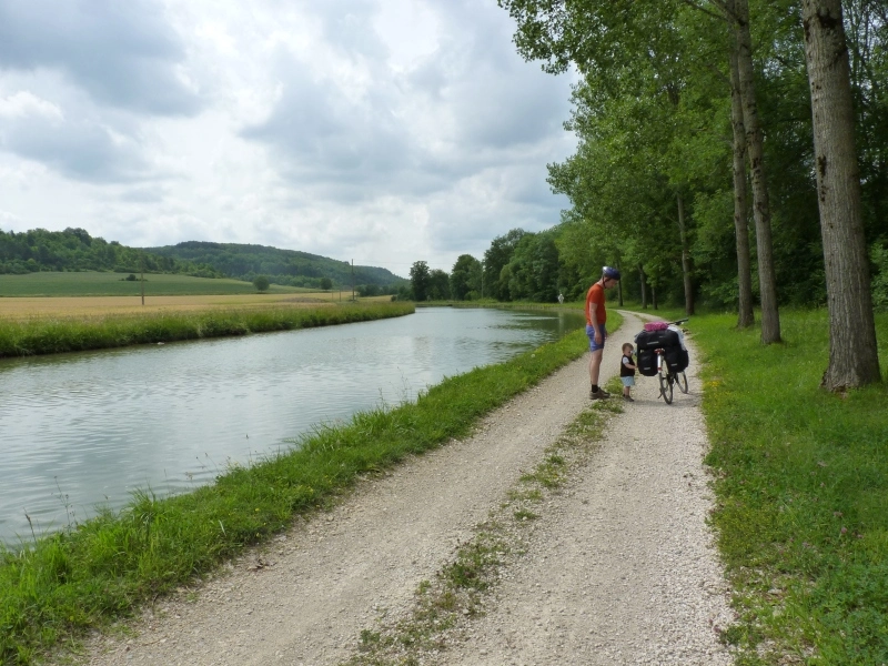 Voie verte du canal de Bourgogne : section en sable stabilisé