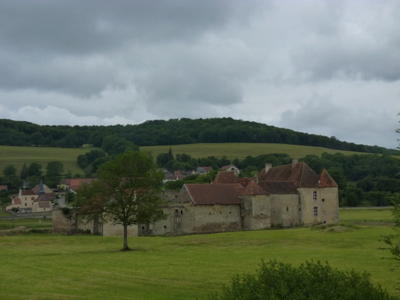 Canal de Bourgogne : château d'Eguilly
