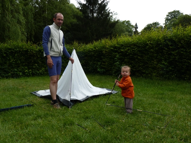 Gabriel aide papa à monter la tente