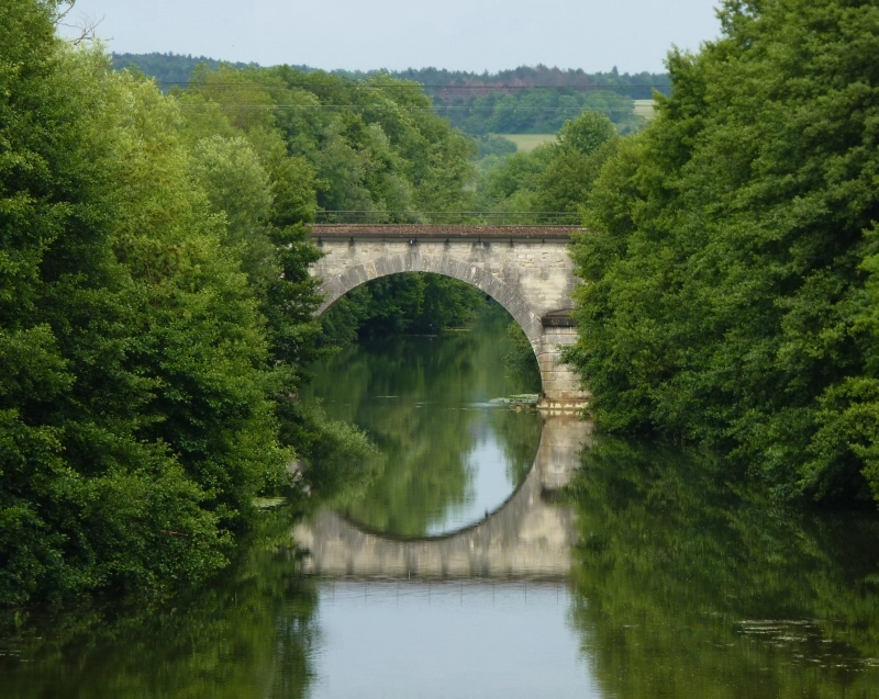 Canal de Bourgogne : un pont et son reflet
