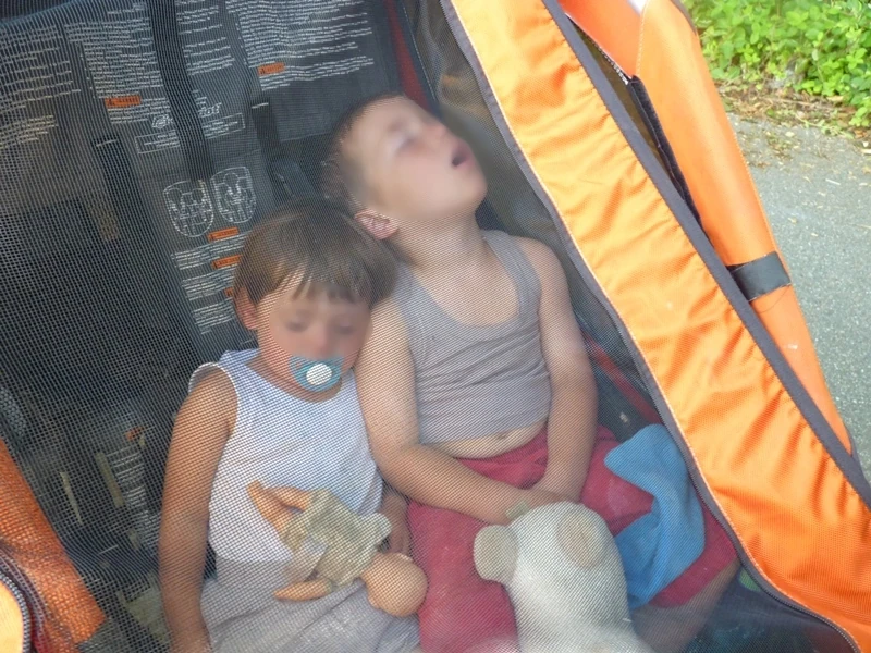 Les enfants sont endormis dans la remorque