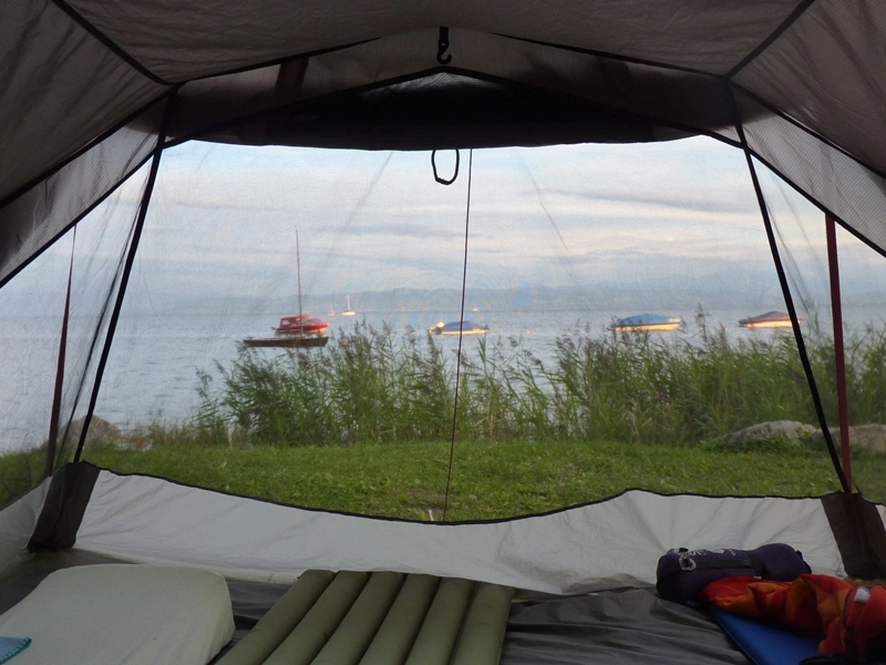 Le lac vue de la tente au camping de Friedrichshafen