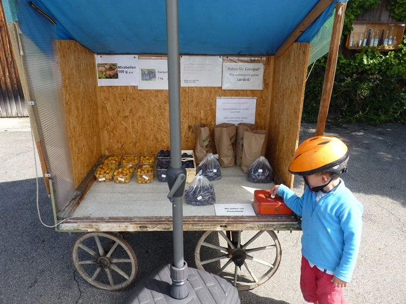 Vente de fruits du verger dans une roulotte en bois