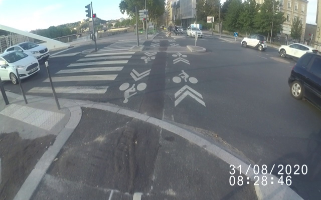 Photo : la piste cyclable traverse la route