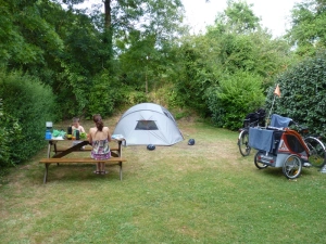 Dîner devant la tente au camping de Thouaré-sur-Loire