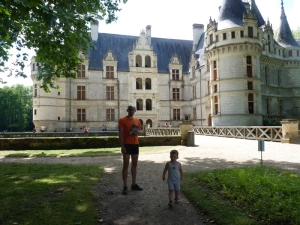La famille en visite au château d'Azay-le-Rideau